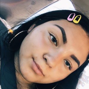 Meet your Posher, Larissa